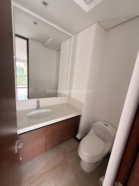 Apartamento Elegante de 4 Alcobas con Ascensor Privado en San Lucas - 6