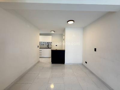 Apartamento de 3 alcobas en venta en Loma De Los Bernal, Medellín, 82 m² · foto 2 de 19