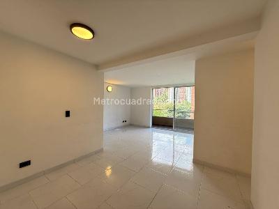 Apartamento de 3 alcobas en venta en Loma De Los Bernal, Medellín, 82 m² · foto 4 de 19