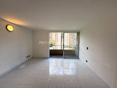 Apartamento de 3 alcobas en venta en Loma De Los Bernal, Medellín, 82 m² · foto 5 de 19