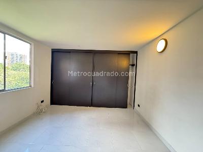 Apartamento de 3 alcobas en venta en Loma De Los Bernal, Medellín, 82 m² · foto 11 de 19