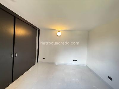 Apartamento de 3 alcobas en venta en Loma De Los Bernal, Medellín, 82 m² · foto 13 de 19