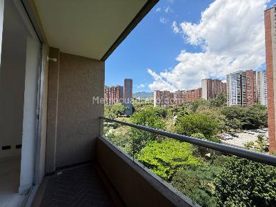 Apartamento de 3 alcobas en venta en Loma De Los Bernal, Medellín, 82 m² · foto 16 de 19