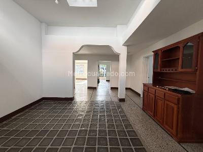 Casa de 5 alcobas en venta en Calasanz, Medellín, 273 m² · foto 11 de 20