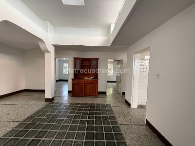 Casa de 5 alcobas en venta en Calasanz, Medellín, 273 m² · foto 12 de 20