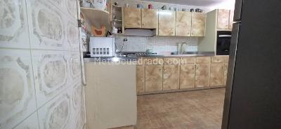 Casa de 4 alcobas en arriendo en El Velodromo, Medellín, 243 m² · foto 2 de 17