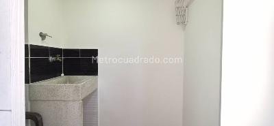 Apartamento de 3 alcobas en venta en Loma De Los Bernal, Medellín, 67 m² · foto 3 de 14