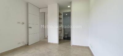 Apartamento de 3 alcobas en venta en Loma De Los Bernal, Medellín, 67 m² · foto 13 de 14