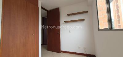 Apartamento de 3 alcobas en arriendo en Loma De Los Bernal, Medellín, 120 m² · foto 13 de 17
