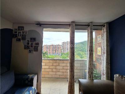 Apartamento de 3 alcobas en venta en Loma De Los Bernal, Medellín, 68 m² · foto 2 de 11