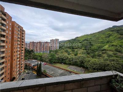 Apartamento de 3 alcobas en venta en Loma De Los Bernal, Medellín, 68 m² · foto 3 de 11