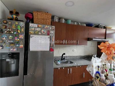 Apartamento de 3 alcobas en venta en Loma De Los Bernal, Medellín, 68 m² · foto 4 de 11