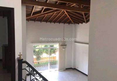 Casa de 4 alcobas en arriendo en Loma De San Jose, Sabaneta, 450 m² · foto 13 de 13