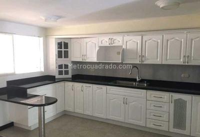 Casa de 4 alcobas en arriendo en Loma De San Jose, Sabaneta, 450 m² · foto 4 de 13