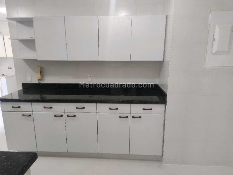 Apartamento de 3 Alcobas en Arriendo en El Poblado (La Inferior) - 2