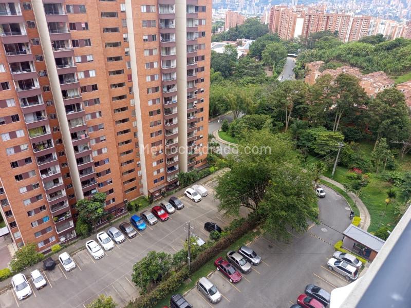 3BR Apartment with Balcony in Loma De Los Bernal - 8