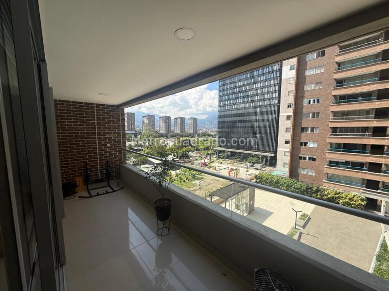 3BR Apartment with 2 Parking Spots in Ciudad del Río, El Poblado - 2