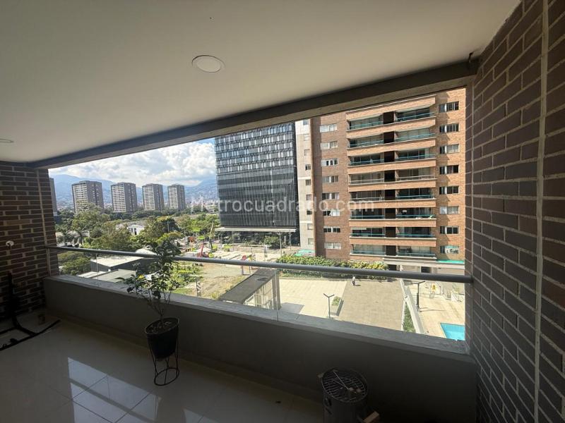 3BR Apartment with 2 Parking Spots in Ciudad del Río, El Poblado - 3