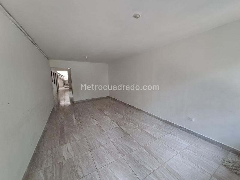 Spacious 4BR House with Patios in Belen Alameda - 3