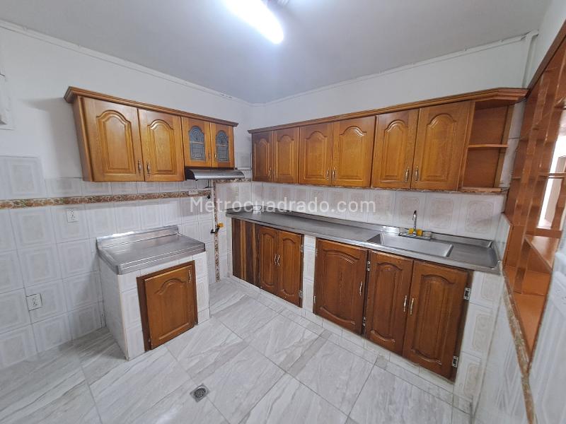 Spacious 4BR House with Patios in Belen Alameda - 4