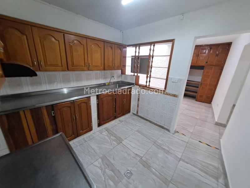 Spacious 4BR House with Patios in Belen Alameda - 5