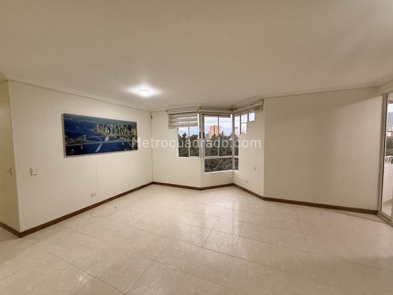 Apartamento Amplio de 3 Alcobas con Vista a la Ciudad en Estadio - 2