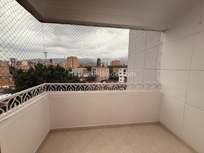 Apartamento Amplio de 3 Alcobas con Vista a la Ciudad en Estadio - 3