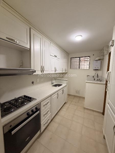 Apartamento Amplio de 3 Alcobas con Vista a la Ciudad en Estadio - 4