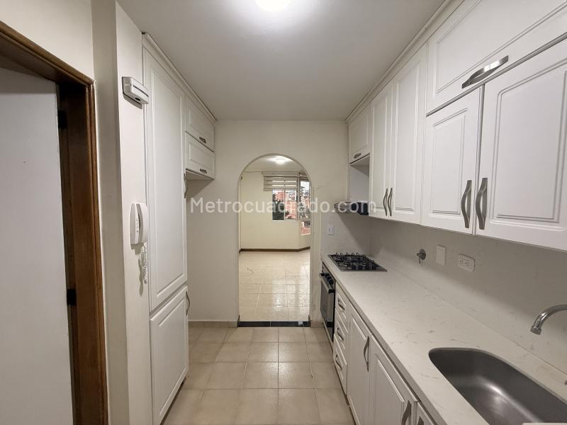 Apartamento Amplio de 3 Alcobas con Vista a la Ciudad en Estadio - 5