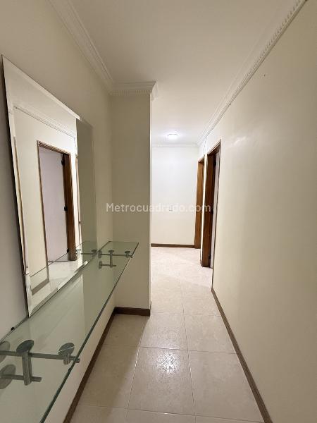 Apartamento Amplio de 3 Alcobas con Vista a la Ciudad en Estadio - 7