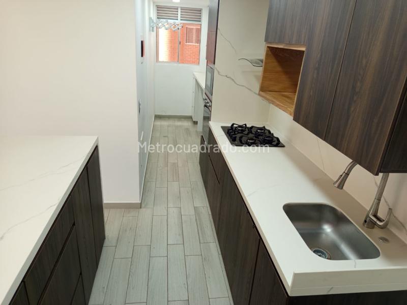 3BR Apartment with Panoramic Balcony in Guayabal - 3