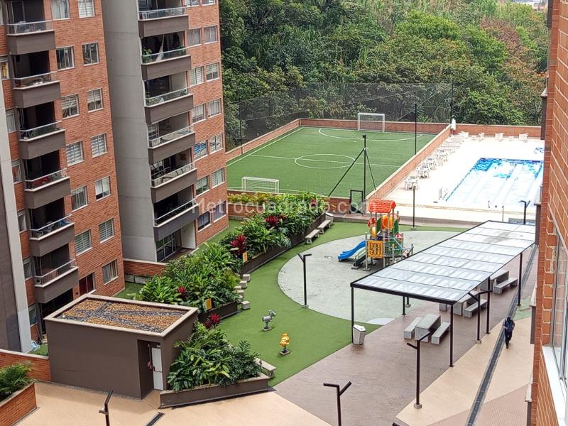 3BR Apartment with Panoramic Balcony in Guayabal - 9