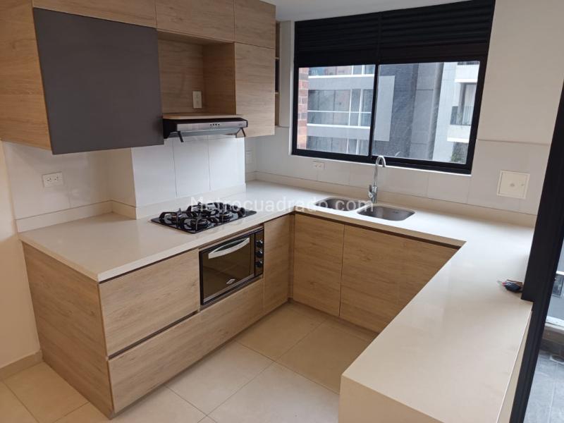 Apartamento Elegante de 3 Alcobas con Balcón en Conquistadores