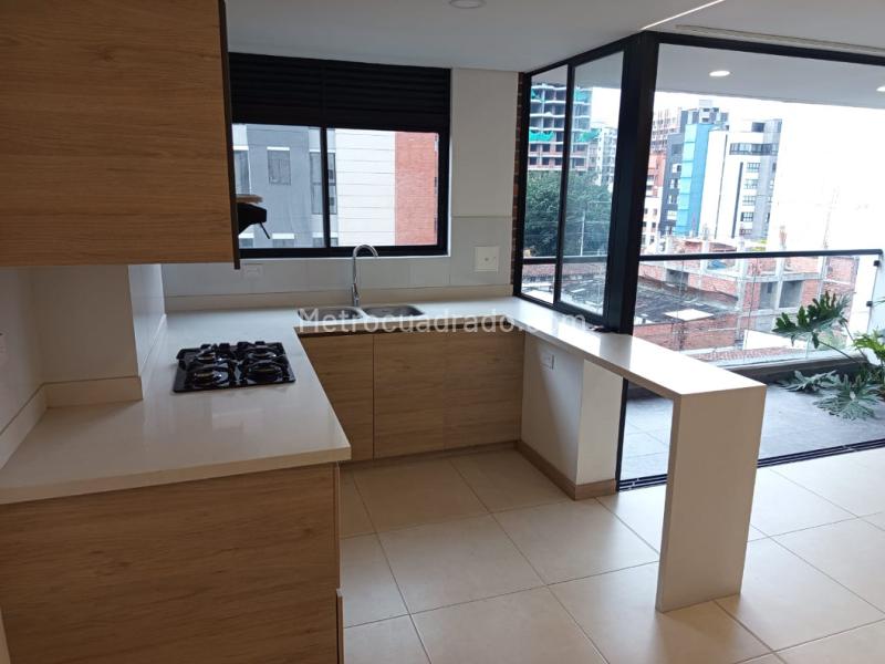 Apartamento Elegante de 3 Alcobas con Balcón en Conquistadores - 2