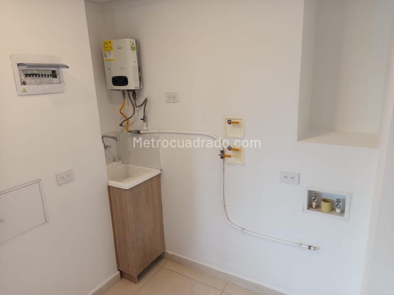 Apartamento Elegante de 3 Alcobas con Balcón en Conquistadores - 3