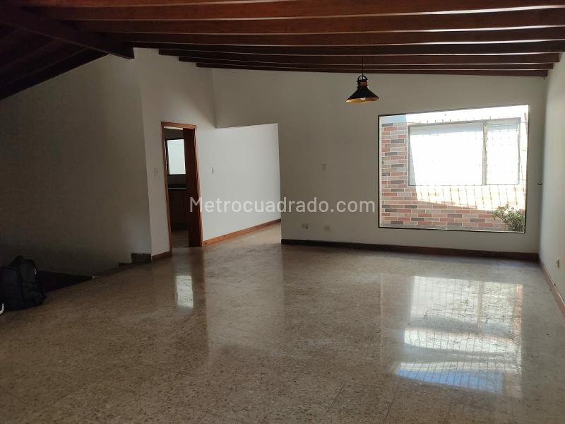 4BR House with 2 Patios and Gas Network in La Castellana