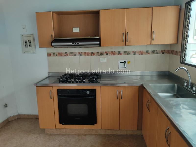 Casa de 4 Alcobas con 2 Patios y Red de Gas en La Castellana - 3