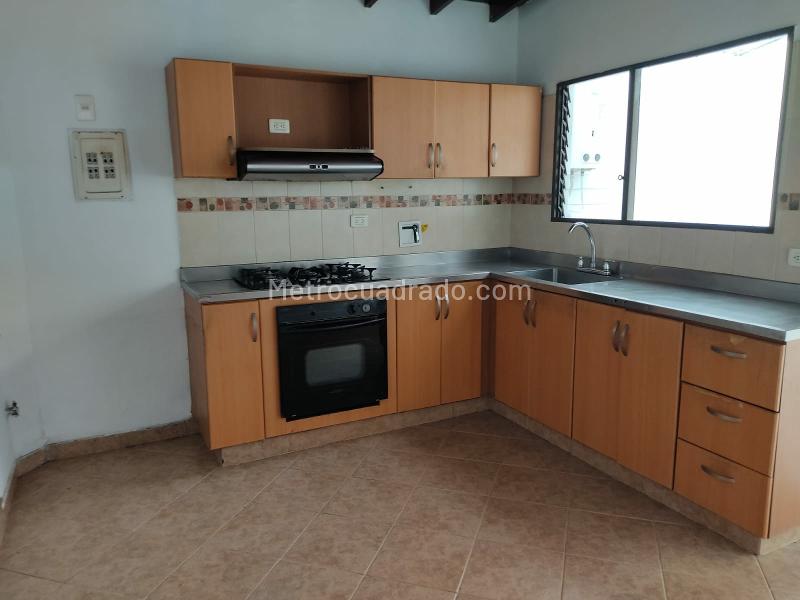 Casa de 4 Alcobas con 2 Patios y Red de Gas en La Castellana - 4