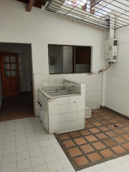 Casa de 4 Alcobas con 2 Patios y Red de Gas en La Castellana - 5