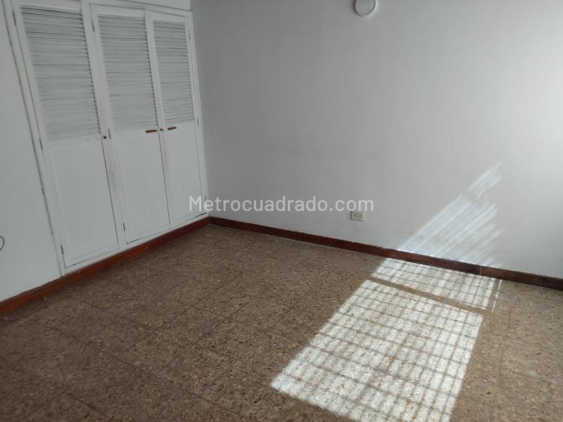 Casa de 4 Alcobas con 2 Patios y Red de Gas en La Castellana - 7