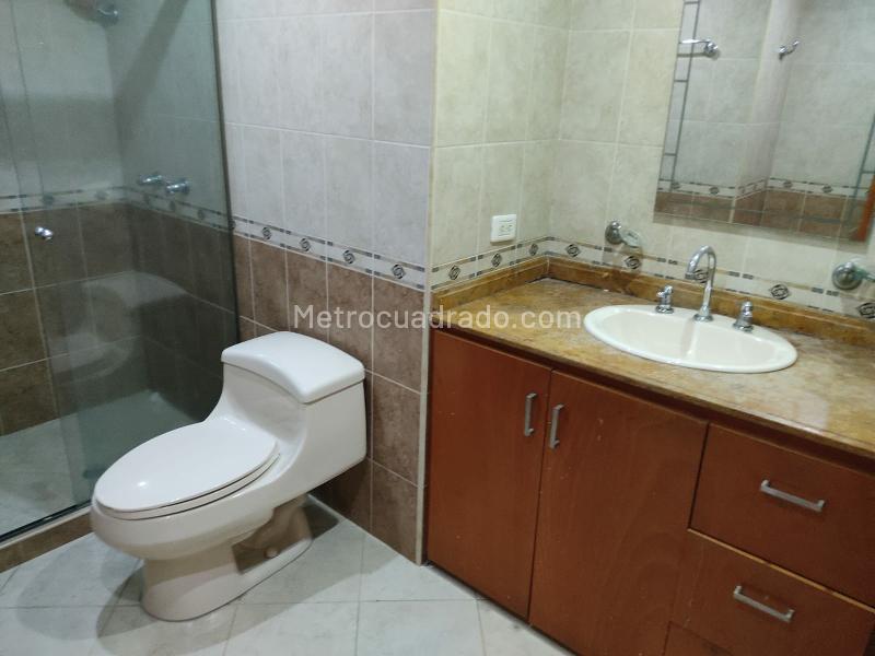 Casa de 4 Alcobas con 2 Patios y Red de Gas en La Castellana - 9