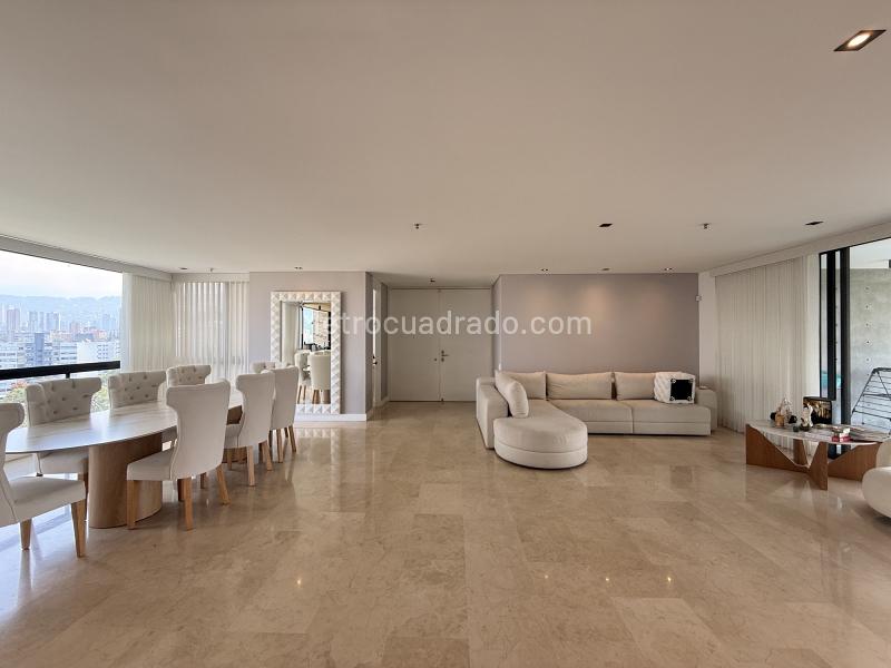 3BR Apartment with Private Baths in Los Balsos, Medellín - 2