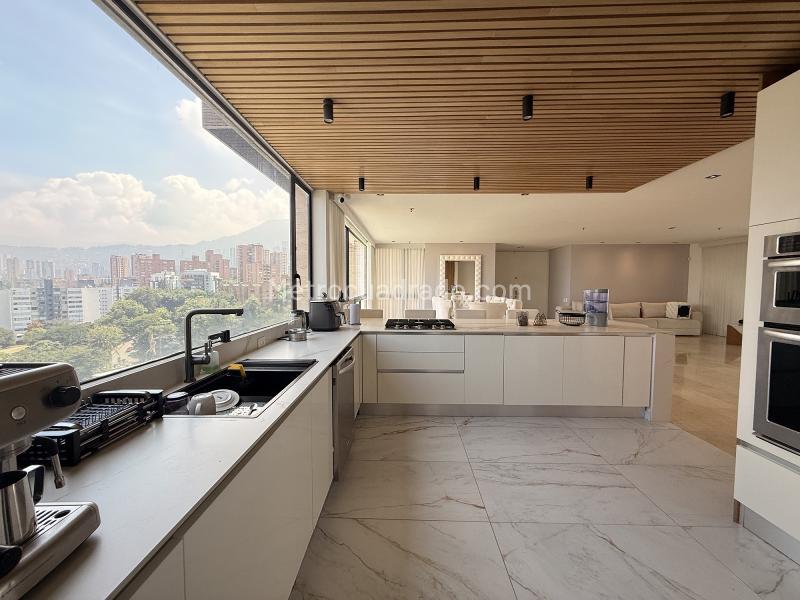 3BR Apartment with Private Baths in Los Balsos, Medellín - 8