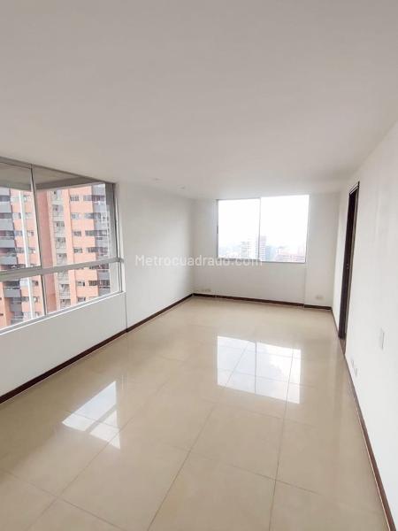 Apartamento de 3 Alcobas con Balcón en Milla de Oro - 2