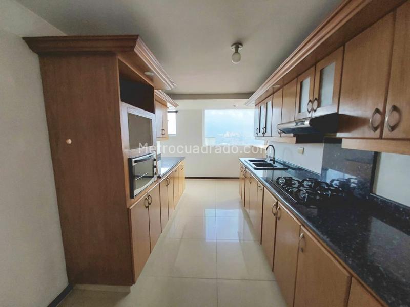 Apartamento de 3 Alcobas con Balcón en Milla de Oro - 3