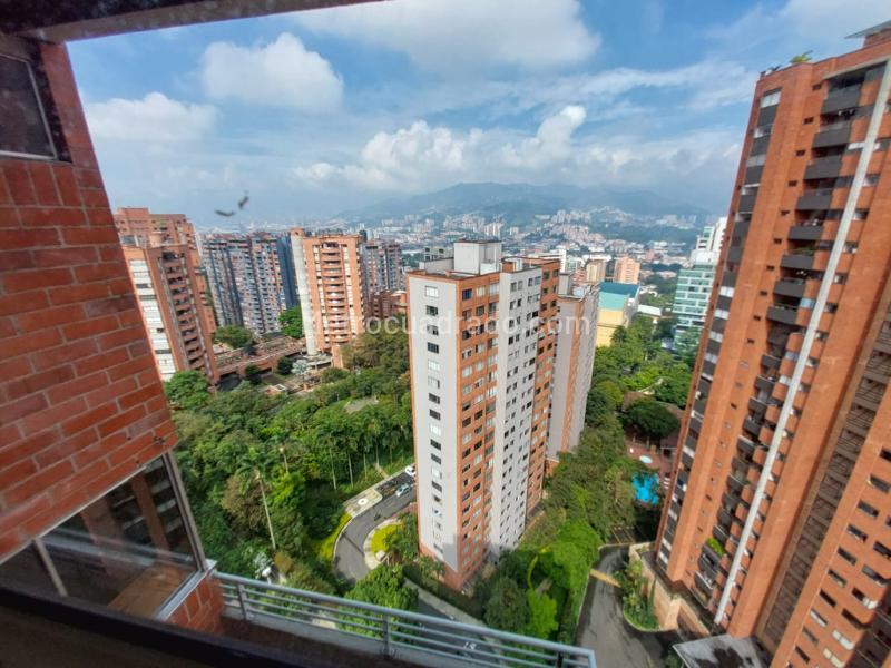 Apartamento de 3 Alcobas con Balcón en Milla de Oro - 4