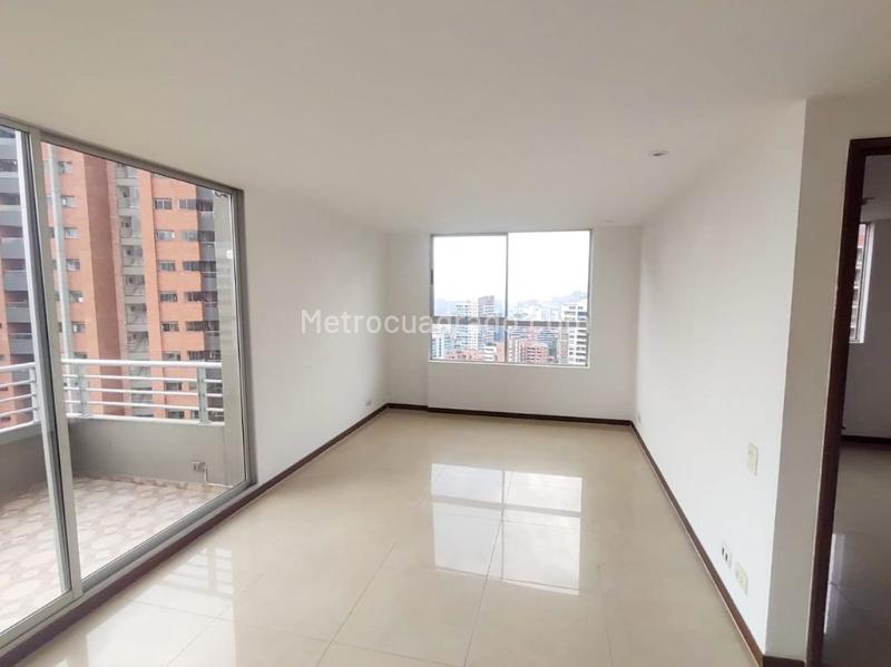 Apartamento de 3 Alcobas con Balcón en Milla de Oro - 6