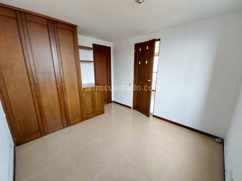 Apartamento de 3 Alcobas con Balcón en Milla de Oro - 7