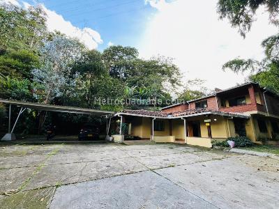 Casa de 4 alcobas en venta en El Salado, Envigado, 430 m² · foto 2 de 20