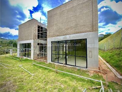 Casa de 4 alcobas en venta en Loma Del Escobero, Envigado, 627 m² · foto 2 de 20